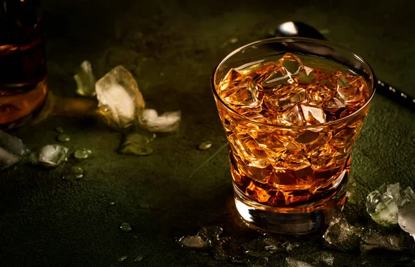 Peetvader Alcoholische Cocktail Met Whisky Amaretto Likeur Ijs Donkere Bar — Stockfoto