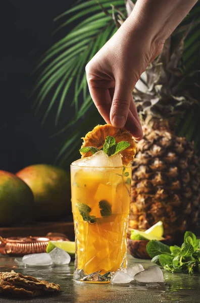 Letni Koktajl Wódką Sokiem Ananasowym Mango Lodem Długi Drink Albo — Zdjęcie stockowe