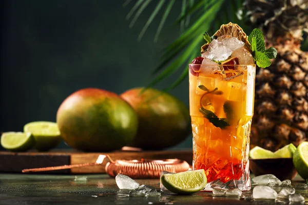 Alcoholische Cocktail Met Wodka Ananassap Mango Rode Siroop Ijs Lang — Stockfoto