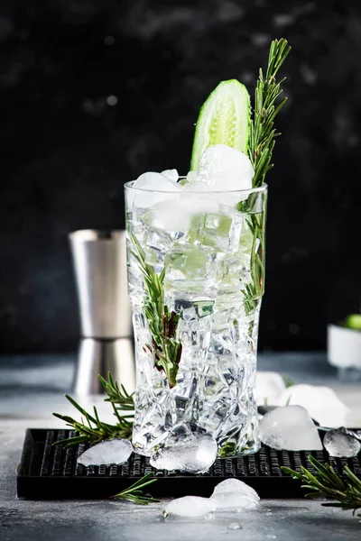 Gin Tonic Con Pepino Cóctel Bebida Larga Alcohólica Con Ginebra —  Fotos de Stock