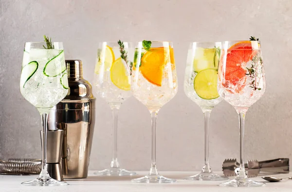 Gin Tonic Cocktails Gezet Trendy Alcoholische Dranken Met Limoen Citroen — Stockfoto