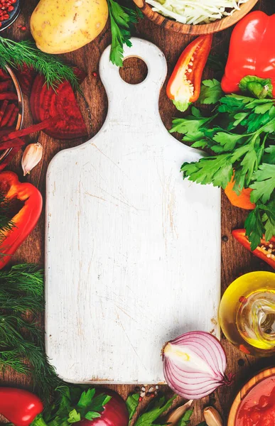 各种未煮熟的蔬菜 香草和香料 用于健康烹调和白色切菜板上的乡村厨房木桌 顶部视图 准备素菜 西红柿汤 节食的食物 — 图库照片