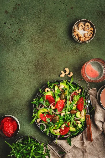 Zdravý Vegetariánský Obědový Salát Rukolou Avokádem Grapefruitem Kešu Cibulí Kapary — Stock fotografie