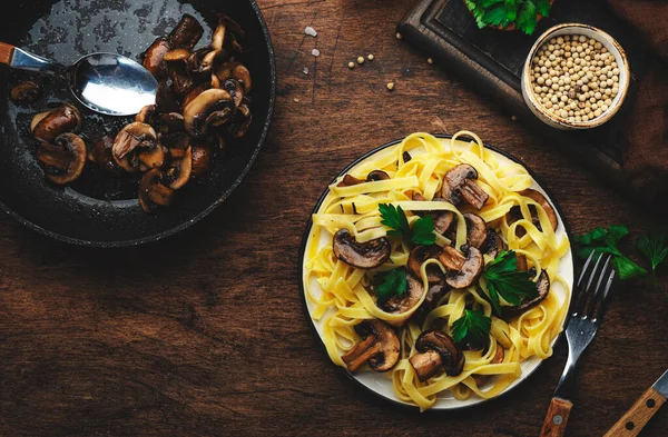 Pasta Fettuccine Lezat Dengan Jamur Disajikan Piring Dengan Sayuran Dan Stok Foto