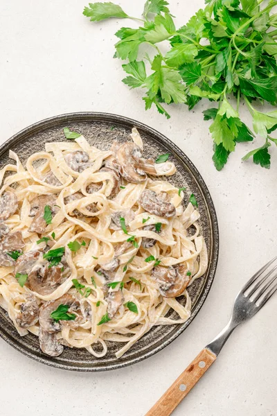 Champignon Tagliatelle Pasta Mit Parmesan Und Sahnesoße Auf Weißem Hintergrund lizenzfreie Stockfotos