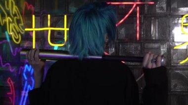 Otaku, erkek ya da kadın anime hayranı, siyah saçlı ve beysbol sopalı.