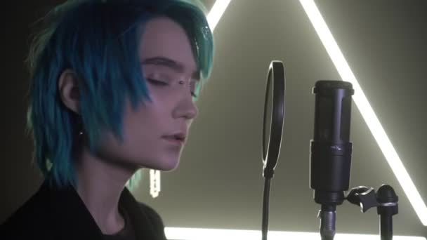 Portrait of a modern singer or musician, creative LGBT community. Singer with blue hair in a recording studio — Stock Video