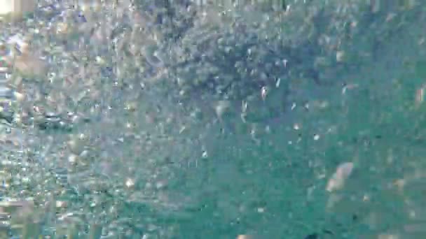 Πισίνα, καθαρό νερό. Οι φυσαλίδες αέρα στο νερό ανεβαίνουν στην επιφάνεια — Αρχείο Βίντεο