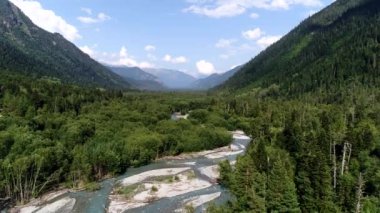 Kuruyan kanalı ve hava manzarası olan güzel bir nehir.
