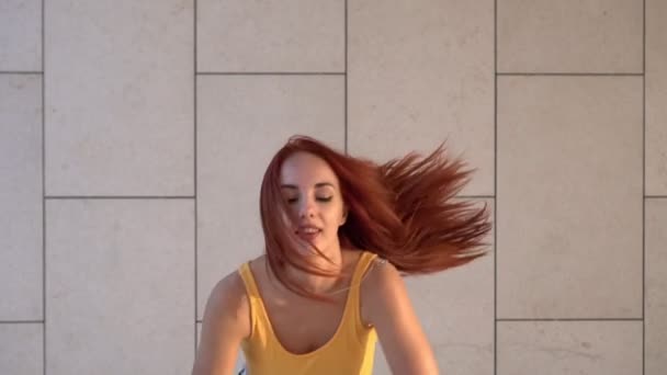 Молодая сексуальная женщина танцует на улице, замедленная съемка. Привлекательная танцовщица хип-хопа на открытом воздухе — стоковое видео