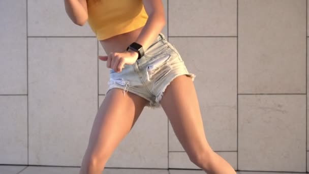 Fiatal, szexi nő, aki az utcán táncol, lassított felvétel. Vonzó vörös hajú nő hip hop táncos szabadban. — Stock videók