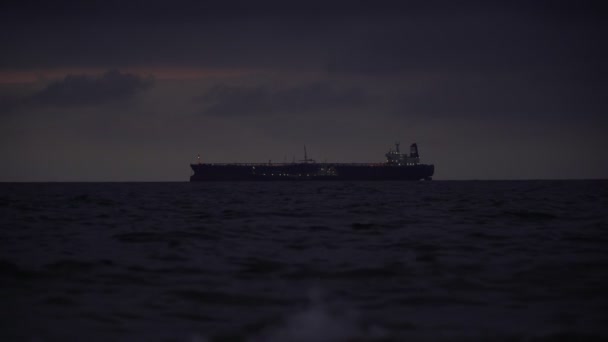 晚上在海上的货船。远洋货船或油轮在海上航行 — 图库视频影像