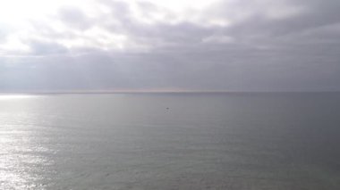 Deniz, hava manzarası. Deniz manzarası, bulutlu bir günde sakin okyanus ve ufuk çizgisi