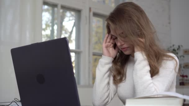 Mujer cansada con portátil. Joven estudiante triste o freelancer se sienta frente a una computadora — Vídeos de Stock