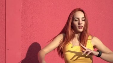 Sokakta hip hop yapan genç seksi kadın, ağır çekimde. Modern yaratıcı gençlik. Sokak alt kültürü