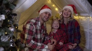 Mutlu aile mutlu Noeller diliyor. İnsanlar sana mutlu Noeller ya da mutlu yıllar diler.