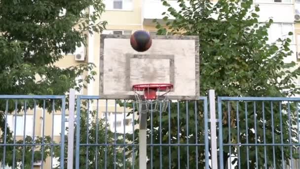 Palla colpisce il canestro da basket, rallentatore. Un obiettivo, un tiro preciso nel cestino da basket — Video Stock