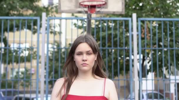 ストリートバスケットボールコートの若い運動選手の女性の肖像画。スポーツ少年 — ストック動画