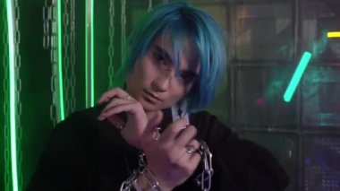 Elleri zincirli genç bir adam. Elleri bağlı bir adam. Konsept özgürlük, kısıtlamalar ve modern kölelik değil.