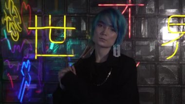 Siyah saçlı bir adam beyzbol sopası tutuyor. Anime kahramanı kılığında bir adam. Japonca arkaplanda yazılı: karanlıktan aydınlığa giden yol