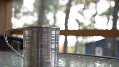 Açık hava sıcak içecek kupası. Bir bardak çay ya da kahve kırsal bir arazinin arka planında