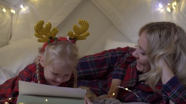 Szczęśliwa rodzina, mama i dziecko napiszą list do Świętego Mikołaja. Koncepcja noworocznego cudu i darów — Wideo stockowe