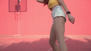 RNB ya da hip-hop tarzında dans eden genç seksi kadın. Modern yaratıcı gençlik. Güzel kızıl saçlı kadın sokakta dans ediyor..