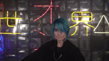 Anime hayranı, Katana kılıçlı genç ve çekici bir adam. Japon anime kostüm oyunu. Japonca arkaplanda yazılı: karanlıktan aydınlığa giden yol