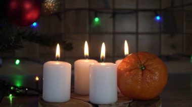 Noel konsepti, yanan mumlar ve Noel ağacı. Noel arifesi, mumlar ve mandalina