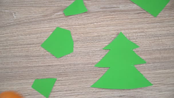 桌上放着绿树和马那丁纸.新年庆祝的概念。为圣诞节做准备，孩子们的手工艺品 — 图库视频影像