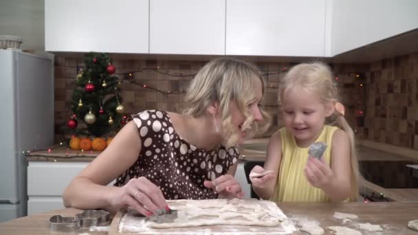 Una familia feliz, una mujer con un hijo hacen galletas de Navidad con pasta. Preparación para el Año Nuevo y la Navidad — Vídeos de Stock