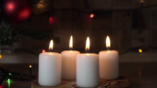 Κάψιμο κεριών το βράδυ δίπλα στο χριστουγεννιάτικο δέντρο. Παραμονή Χριστουγέννων, Χριστούγεννα ή Πρωτοχρονιά έννοια — Αρχείο Βίντεο