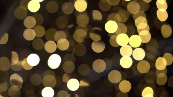 Luzes de Natal multicoloridas bonitas. Círculos brilhantes dourados e manchas para o fundo de Ano Novo ou Natal — Vídeo de Stock
