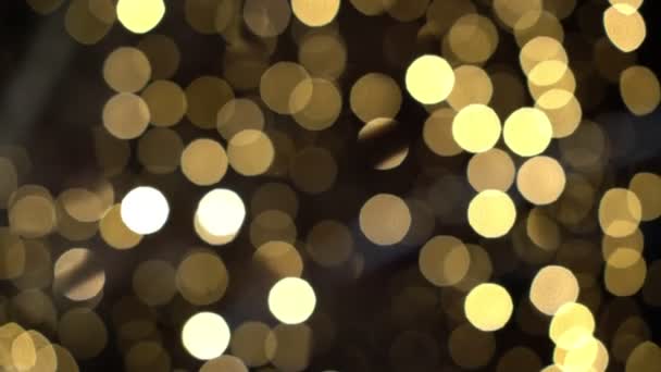 Fundo bonito com luzes douradas embaçadas ou lâmpadas. Círculos de luz para o fundo de Natal — Vídeo de Stock