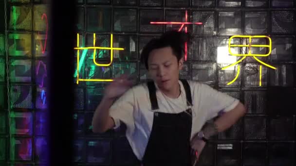 Pemuda Asia menari hip hop di dalam ruangan. Tulisan latar belakang dalam bahasa Jepang - Let from darkness to light — Stok Video