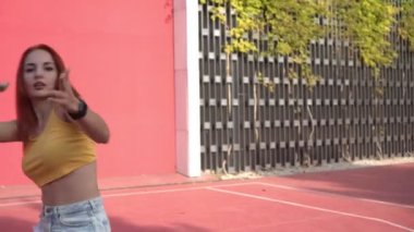 Açık havada çekici bir bayan dansçı. Sokakta dans eden genç kadın modern gençlik dansı