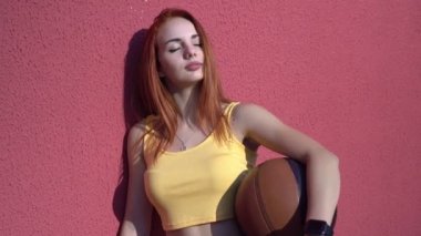 Dışarıda basketbol oynayan çekici bir kadın. Basketbol sahasında bir kadının portresi.