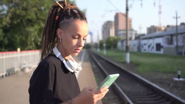Eine Junge Frau Mit Smartphone Wartet Auf Den Zug Glückliche — Stockvideo