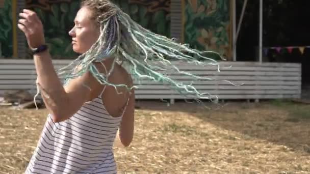 民族の女性の屋外で ゆっくりと動き踊る 田舎の干し草の上で美しい髪の女性が踊っている — ストック動画