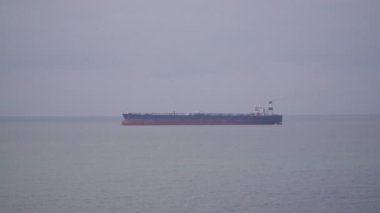 Kuru kargo gemisi ya da açık denizlerde bir tanker. Denizde ya da okyanusta bir kargo gemisi yol kenarında.