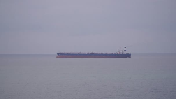 Сухогруз или танкер в открытом море. Грузовое судно в море или океане на придорожном месте — стоковое видео