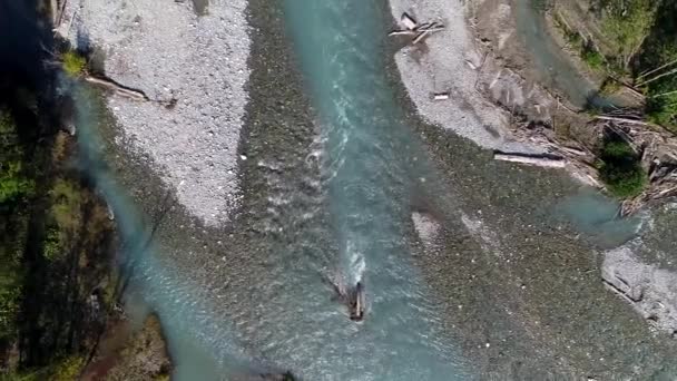 Bergrivier met een rotsachtige bedding, uitzicht van boven. Uitzicht vanuit de lucht: rivier met schoon helder water — Stockvideo