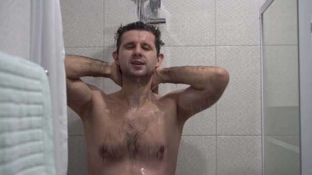 Счастливый человек принимает душ утром. Атлетик в душе Стоковое Видео