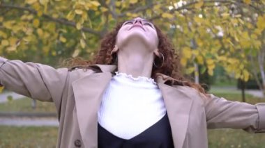 Sonbahar, genç bir kadın sonbahar yapraklarını kusar. Sarı yapraklar uçar ve çekici bir kadının üzerine düşer, ağır çekimde. Romantik Sonbahar