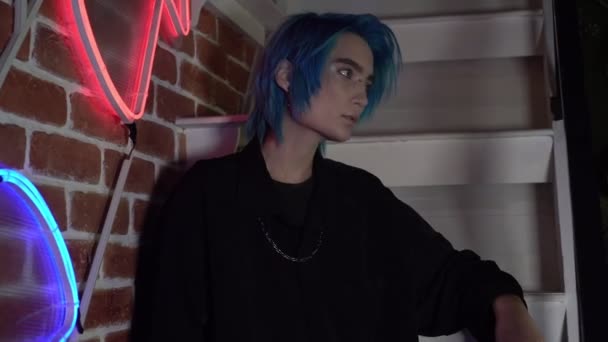 Vonzó karcsú férfi modell, kék hajjal. Modern divatos kreatív ifjúság — Stock videók