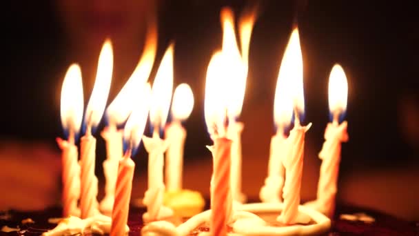 Un bambino spegne le candele sulla torta nel tuo compleanno. 10 anni — Video Stock