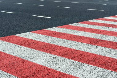Kırmızı ve beyaz renkli işaretlerin yaya geçidi. Yol altyapısı ve taşımacılık