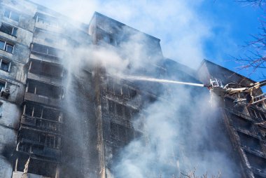 Bombardımandan sonra Kiev 'deki yüksek binadaki yangını söndürmek. Rusya 'nın Ukrayna' ya saldırısı