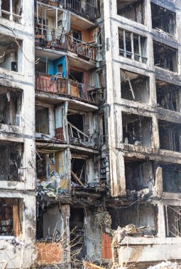 Bombardımandan sonra Kyiv 'deki çok katlı binayı yerle bir etti. Rusya 'nın Ukrayna' ya saldırısı