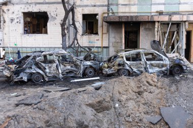 Bombardımandan sonra Kyiv 'de bir apartmanın avlusunda. Rusya 'nın Ukrayna' ya saldırısı
